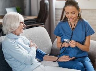 持证护理助理为老年妇女测量血压
